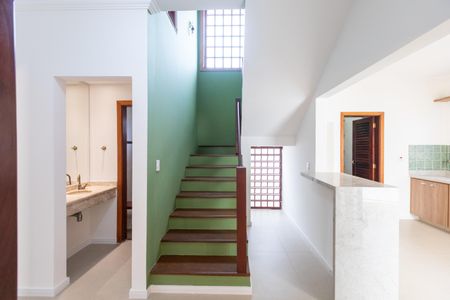 Casa à venda com 330m², 4 quartos e 6 vagas Casa à venda com 330m², 4 quartos e 6 vagasEscada de acesso ao nível superior