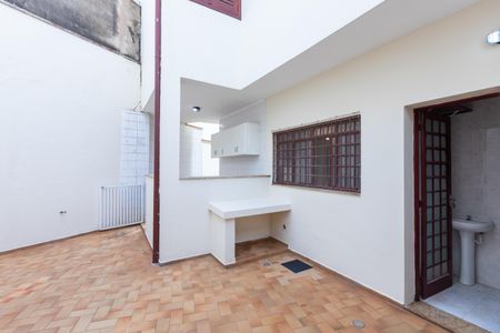 Casa à venda com 330m², 4 quartos e 6 vagas Casa à venda com 330m², 4 quartos e 6 vagasQuintal