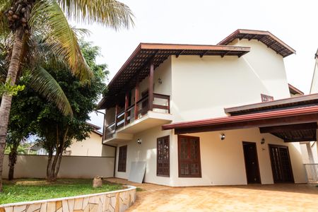 Casa à venda com 330m², 4 quartos e 6 vagas Casa à venda com 330m², 4 quartos e 6 vagasFrente da Casa