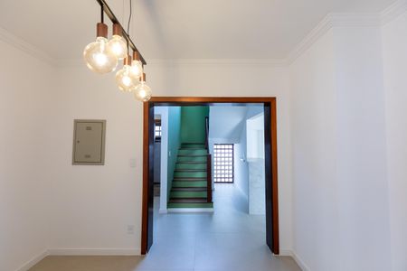 Casa à venda com 330m², 4 quartos e 6 vagas Casa à venda com 330m², 4 quartos e 6 vagasSala