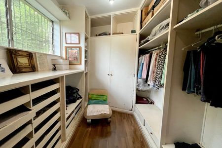 Casa à venda com 500m², 4 quartos e 2 vagas Casa à venda com 500m², 4 quartos e 2 vagasCloset da Suíte 3