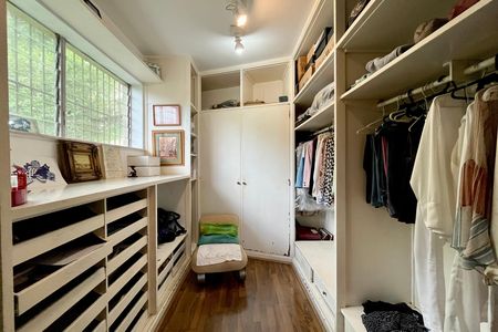 Casa à venda com 500m², 4 quartos e 2 vagas Casa à venda com 500m², 4 quartos e 2 vagasCloset da Suíte 3
