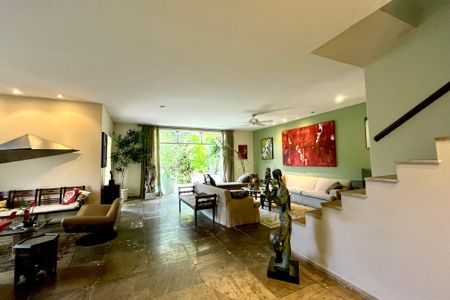 Casa à venda com 500m², 4 quartos e 2 vagas Casa à venda com 500m², 4 quartos e 2 vagasSala