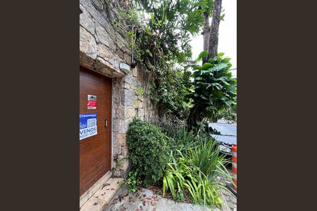Casa à venda com 500m², 4 quartos e 2 vagas Casa à venda com 500m², 4 quartos e 2 vagasFachada