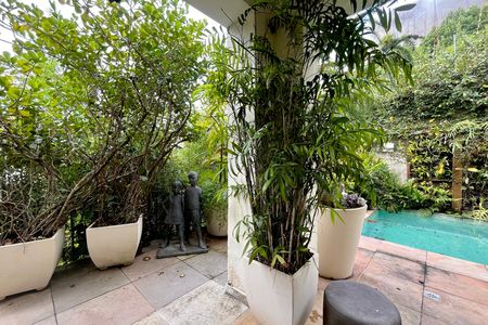 Casa à venda com 500m², 4 quartos e 2 vagas Casa à venda com 500m², 4 quartos e 2 vagasÁrea comum
