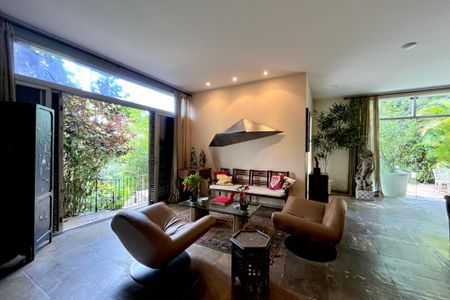 Casa à venda com 500m², 4 quartos e 2 vagas Casa à venda com 500m², 4 quartos e 2 vagasSala