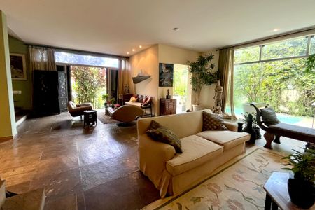 Casa à venda com 500m², 4 quartos e 2 vagas Casa à venda com 500m², 4 quartos e 2 vagasSala