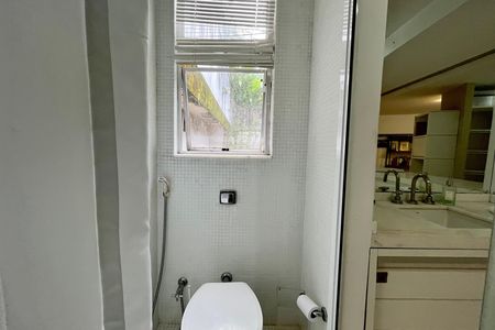 Casa à venda com 500m², 4 quartos e 2 vagas Casa à venda com 500m², 4 quartos e 2 vagasBanheiro da Suíte 2