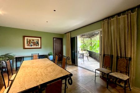 Casa à venda com 500m², 4 quartos e 2 vagas Casa à venda com 500m², 4 quartos e 2 vagasSala de jantar