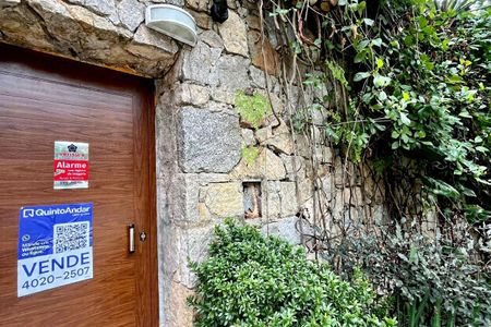 Casa à venda com 500m², 4 quartos e 2 vagas Casa à venda com 500m², 4 quartos e 2 vagasFachada