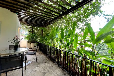 Casa à venda com 500m², 4 quartos e 2 vagas Casa à venda com 500m², 4 quartos e 2 vagasVaranda da Sala de jantar