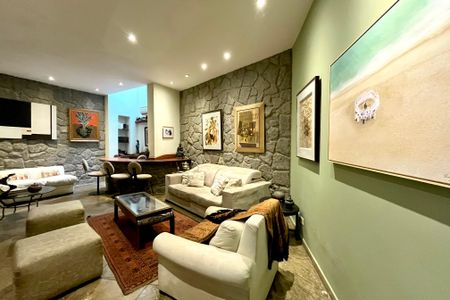Casa à venda com 500m², 4 quartos e 2 vagas Casa à venda com 500m², 4 quartos e 2 vagasSala