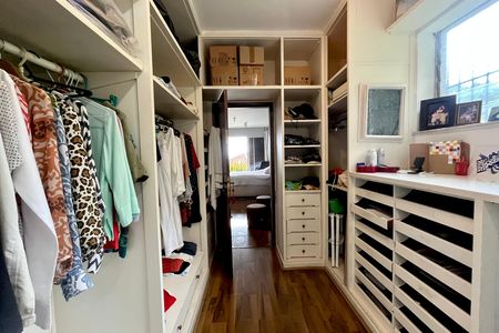 Casa à venda com 500m², 4 quartos e 2 vagas Casa à venda com 500m², 4 quartos e 2 vagasCloset da Suíte 3