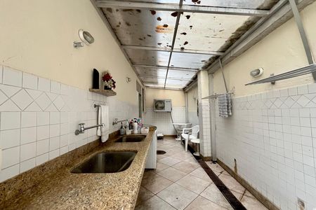 Casa à venda com 500m², 4 quartos e 2 vagas Casa à venda com 500m², 4 quartos e 2 vagasÁrea de serviço