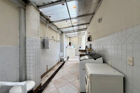 Casa à venda com 500m², 4 quartos e 2 vagas Casa à venda com 500m², 4 quartos e 2 vagasÁrea de serviço