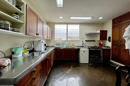 Casa à venda com 500m², 4 quartos e 2 vagas Casa à venda com 500m², 4 quartos e 2 vagasCozinha