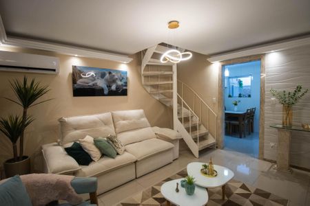 Sala de casa de condomínio para alugar com 2 quartos, 150m² em Galo Branco, São Gonçalo