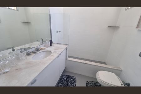 Casa de condomínio à venda com 480m², 5 quartos e 3 vagasBanheiro 