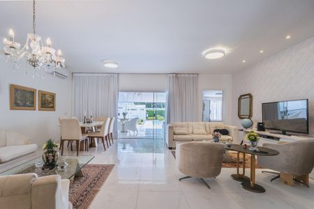 Casa de condomínio à venda com 480m², 5 quartos e 3 vagasSala