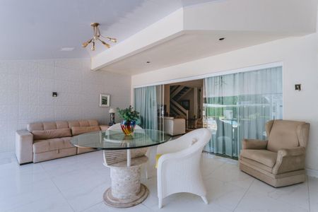 Casa de condomínio à venda com 480m², 5 quartos e 3 vagasSala