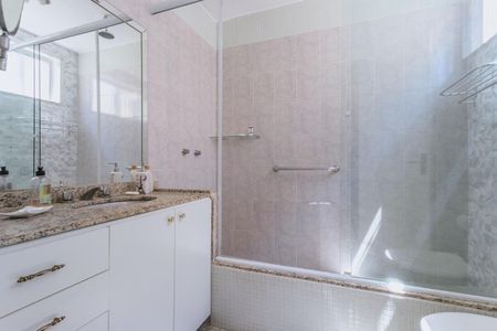 Casa de condomínio à venda com 480m², 5 quartos e 3 vagasBanheiro 