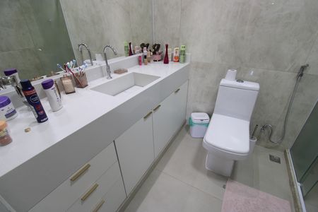 Casa de condomínio à venda com 200m², 3 quartos e 3 vagasBanheiro da suíte 2