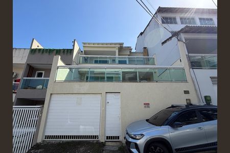 Casa de condomínio à venda com 200m², 3 quartos e 3 vagas Casa de condomínio à venda com 200m², 3 quartos e 3 vagasFachada