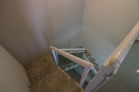 Casa de condomínio à venda com 200m², 3 quartos e 3 vagasEscada