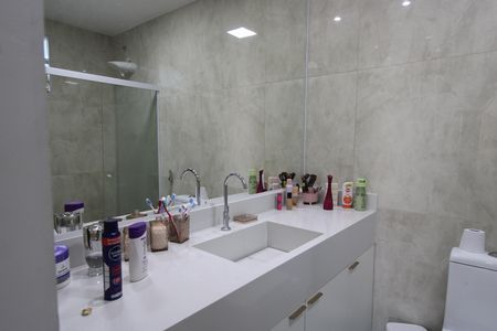 Casa de condomínio à venda com 200m², 3 quartos e 3 vagasBanheiro da suíte 2