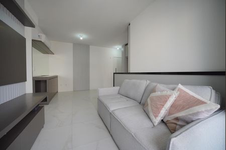 Sala de apartamento para alugar com 2 quartos, 70m² em Kobrasol, São José