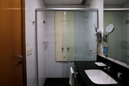 Banheiro de kitnet/studio para alugar com 1 quarto, 40m² em Lourdes, Belo Horizonte