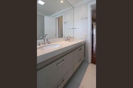 Apartamento à venda com 223m², 5 quartos e 4 vagasBanheiro Suíte 4