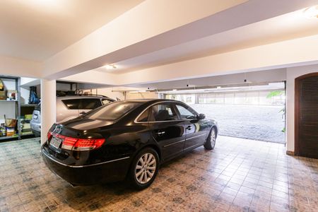 Casa à venda com 500m², 4 quartos e 4 vagas Casa à venda com 500m², 4 quartos e 4 vagasGaragem