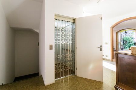 Casa à venda com 500m², 4 quartos e 4 vagas Casa à venda com 500m², 4 quartos e 4 vagasElevador