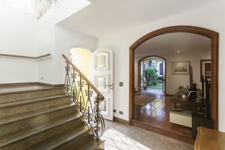 Casa à venda com 500m², 4 quartos e 4 vagas Casa à venda com 500m², 4 quartos e 4 vagasEscada