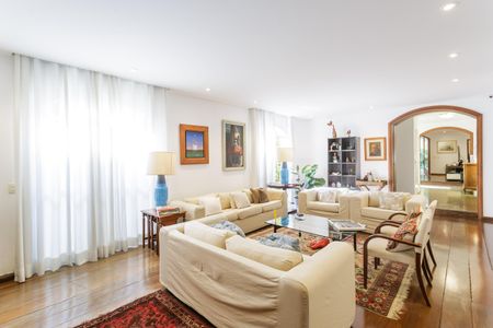 Casa à venda com 500m², 4 quartos e 4 vagas Casa à venda com 500m², 4 quartos e 4 vagasSala