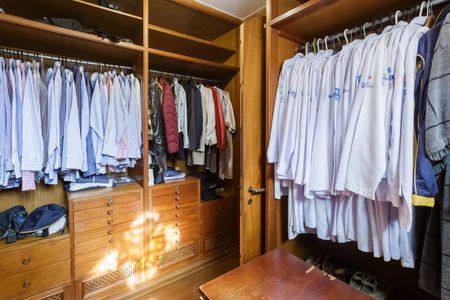 Casa à venda com 500m², 4 quartos e 4 vagas Casa à venda com 500m², 4 quartos e 4 vagasCloset da suíte 2