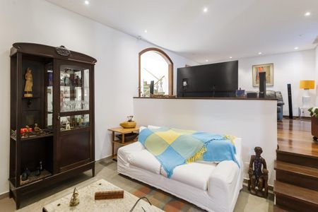 Casa à venda com 500m², 4 quartos e 4 vagas Casa à venda com 500m², 4 quartos e 4 vagasSala de TV