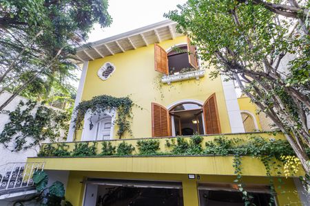 Casa à venda com 500m², 4 quartos e 4 vagas Casa à venda com 500m², 4 quartos e 4 vagasFachada