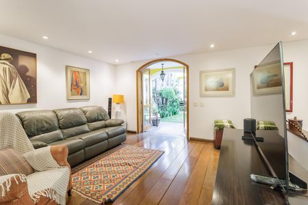 Casa à venda com 500m², 4 quartos e 4 vagas Casa à venda com 500m², 4 quartos e 4 vagasSala de TV