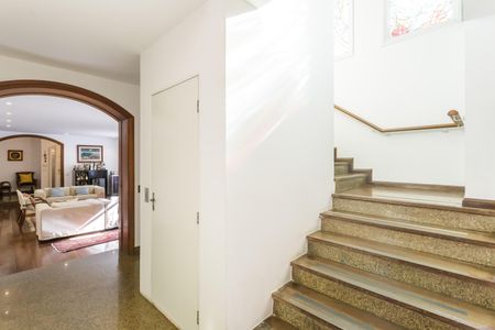 Casa à venda com 500m², 4 quartos e 4 vagas Casa à venda com 500m², 4 quartos e 4 vagasEscada