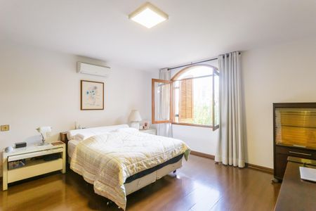 Casa à venda com 500m², 4 quartos e 4 vagas Casa à venda com 500m², 4 quartos e 4 vagasSuíte 2