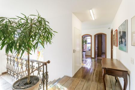 Casa à venda com 500m², 4 quartos e 4 vagas Casa à venda com 500m², 4 quartos e 4 vagasCorredor