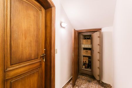 Casa à venda com 500m², 4 quartos e 4 vagas Casa à venda com 500m², 4 quartos e 4 vagasAdega