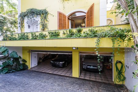 Casa à venda com 500m², 4 quartos e 4 vagas Casa à venda com 500m², 4 quartos e 4 vagasGaragem