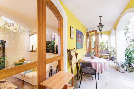 Casa à venda com 500m², 4 quartos e 4 vagas Casa à venda com 500m², 4 quartos e 4 vagasTerraço