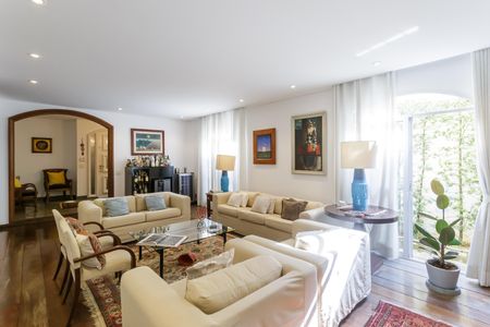 Casa à venda com 500m², 4 quartos e 4 vagas Casa à venda com 500m², 4 quartos e 4 vagasSala