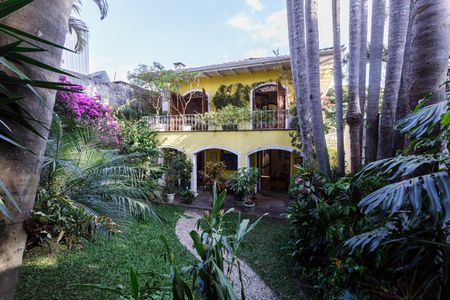 Casa à venda com 500m², 4 quartos e 4 vagas Casa à venda com 500m², 4 quartos e 4 vagasJardim