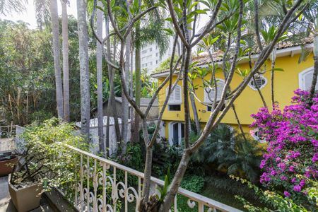 Casa à venda com 500m², 4 quartos e 4 vagas Casa à venda com 500m², 4 quartos e 4 vagasVaranda