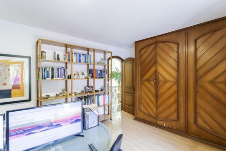 Casa à venda com 500m², 4 quartos e 4 vagas Casa à venda com 500m², 4 quartos e 4 vagasQuarto 2